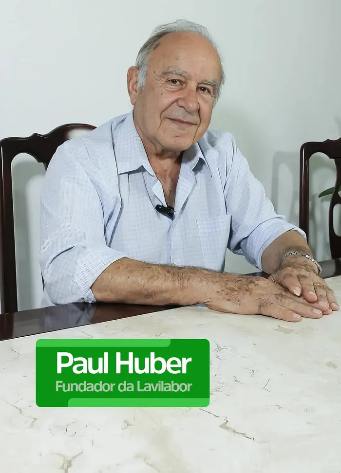 Paul Huber, fundador da Lavilabor, sentado à mesa